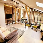 Golden Rooftop Apartment-oldtown شقة *