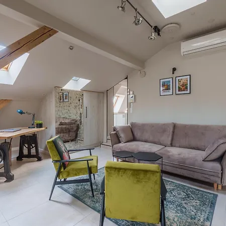 Golden Rooftop Apartment-oldtown شقة *
