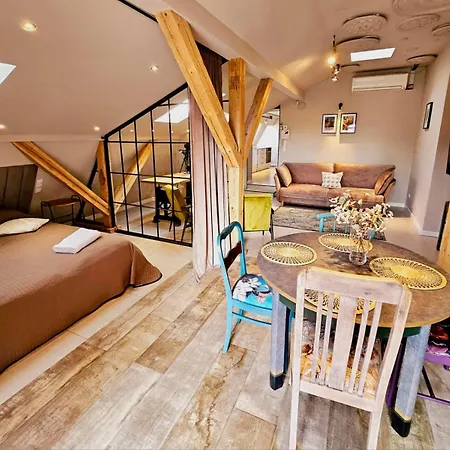 Golden Rooftop Apartment-oldtown *